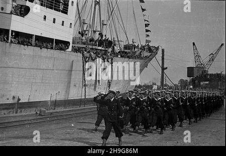 Gdynia, 1948-06-08.Uroczystoœæ ods³oniêcia ttablglacé pami¹tkowej ku czci gen.Karola Œwierczewskiego - Waltera, umieszczonej na drobnicowcu M/S Genera³ Walter, zacumowanym W Nowym Porcie.NZ. Defilada na nabrze¿u Polskich Si³ Zbrojnych. Comme PAPGdynia, 8 juin 1948.Le dévoilement d'une plaque au général Karol Swierczewski alias Walter sur le conseil d'administration de M/S General Walter Bulk Carrier amarré au port de Nowy.Photo : le défilé des forces armées polonaises sur le quai. Comme PAP Banque D'Images