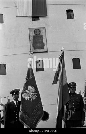 Gdynia, 1948-06-08.Uroczystoœæ ods³oniêcia ttablglacé pami¹tkowej ku czci gen.Karola Œwierczewskiego - Waltera, umieszczonej na drobnicowcu M/S Genera³ Walter, zacumowanym W Nowym Porcie. Comme PAPGdynia, 8 juin 1948.Le dévoilement d'une plaque au général Karol Swierczewski alias Walter sur le conseil d'administration du M/S général Walter vraquier amarré au port de Nowy. Comme PAP Banque D'Images