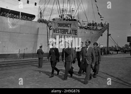 Gdynia, 1948-06-08.Uroczystoœæ ods³oniêcia ttablglacé pami¹tkowej ku czci gen.Karola Œwierczewskiego - Waltera, umieszczonej na drobnicowcu M/S Genera³ Walter, zacumowanym W Nowym Porcie.Defilada na nabrze¿u Polskich Si³ Zbrojnych.NZ. Obroñcy Westerplatte. Comme PAPGdynia, 8 juin 1948.Le dévoilement d'une plaque au général Karol Swierczewski alias Walter sur le conseil d'administration de M/S General Walter Bulk Carrier amarré au port de Nowy.La parade des forces armées polonaises sur le quai.Photo: Les défenseurs de Westerplatte. Comme PAP Banque D'Images