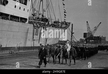 Gdynia, 1948-06-08.Uroczystoœæ ods³oniêcia ttablglacé pami¹tkowej ku czci gen.Karola Œwierczewskiego - Waltera, umieszczonej na drobnicowcu M/S Genera³ Walter, zacumowanym W Nowym Porcie.NZ. Defilada na nabrze¿u Polskich Si³ Zbrojnych. Comme PAPGdynia, 8 juin 1948.Le dévoilement d'une plaque au général Karol Swierczewski alias Walter sur le conseil d'administration de M/S General Walter Bulk Carrier amarré au port de Nowy.Photo : le défilé des forces armées polonaises sur le quai. Comme PAP Banque D'Images