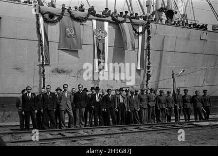 Gdynia, 1948-06-08.Uroczystoœæ ods³oniêcia ttablglacé pami¹tkowej ku czci gen.Karola Œwierczewskiego - Waltera, umieszczonej na drobnicowcu M/S Genera³ Walter, zacumowanym W Nowym Porcie.cz³onkowie Zwi¹zku D¹browszczaków, uhonorowani dyplomami przez komendanta g³ównego Milicji Obywatelskiej, wicemistra bezpieczeñstwa publicznego, prezesa Zarz¹du G³ównego Zwi¹zku UczestnikWalki Zbrojnej o Niepodleg³oœæ i Demokracjê, genera³a Franciszka JóŸwiaka ps.Witold. Comme PAPGdynia, 8 juin 1948.Le dévoilement d'une plaque commémorative au général Karol Swierczewski-Walter placée sur M/S général W. Banque D'Images