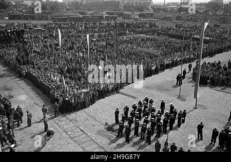 Gdynia, 1948-06-08.Uroczystoœæ ods³oniêcia ttablglacé pami¹tkowej ku czci gen.Karola Œwierczewskiego - Waltera, umieszczonej na drobnicowcu M/S Genera³ Walter, zacumowanym W Nowym Porcie.NZ. na pierwszym planie Orkiestra Reprezentacyjna Marynarki Wojennej. AS PAPGdynia, 8 juin 1948.Le dévoilement d'une plaque au général Karol Swierczewski alias Walter sur le conseil d'administration de M/S General Walter Bulk Carrier amarré au port de Nowy.Photo: Dans la forground, l'orchestre de la Marine polonaise. Comme PAP Banque D'Images