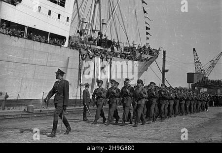 Gdynia, 1948-06-08.Uroczystoœæ ods³oniêcia ttablglacé pami¹tkowej ku czci gen.Karola Œwierczewskiego - Waltera, umieszczonej na drobnicowcu M/S Genera³ Walter, zacumowanym W Nowym Porcie.NZ. Defilada na nabrze¿u Polskich Si³ Zbrojnych. AS PAP Dok³adny dzieñ wydarzenia nieustalony.Gdynia, 8 juin 1948.Le dévoilement d'une plaque au général Karol Swierczewski alias Walter sur le conseil d'administration de M/S General Walter Bulk Carrier amarré au port de Nowy.Photo : le défilé des forces armées polonaises sur le quai. Comme PAP Banque D'Images