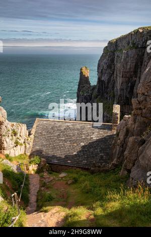 Royaume-Uni, pays de Galles, Pembrokeshire, Bosherston, St Govan’s Head,la cellule du moine hermite antique dans la fente de la falaise Banque D'Images