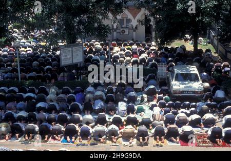 Les gens prient à la mosquée de Masjid Jamek dans la ville de Kuala Lumpur en Malaisie.Malaisie, Kuala Lumpur, août 1997 Banque D'Images