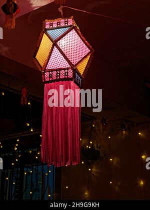 Lanterne moderne colorée Akash Kandil lampa décorative sur le balcon de la maison pour célébrer le festival Diwali Banque D'Images