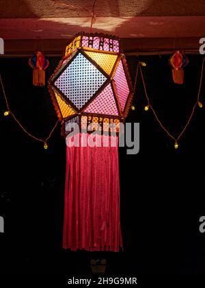 Lanterne moderne colorée Akash Kandil lampa décorative sur le balcon de la maison pour célébrer le festival Diwali Banque D'Images