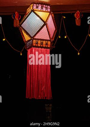 Lanterne moderne colorée Akash Kandil lampa décorative sur le balcon de la maison pour célébrer le festival Diwali Banque D'Images