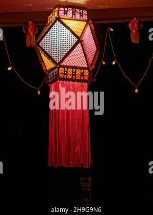 Lanterne moderne colorée Akash Kandil lampa décorative sur le balcon de la maison pour célébrer le festival Diwali Banque D'Images