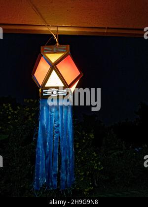 Lanterne moderne colorée Akash Kandil lampa décorative sur le balcon de la maison pour célébrer le festival Diwali Banque D'Images