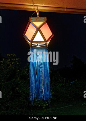 Lanterne moderne colorée Akash Kandil lampa décorative sur le balcon de la maison pour célébrer le festival Diwali Banque D'Images