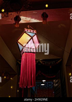 Lanterne moderne colorée Akash Kandil lampa décorative sur le balcon de la maison pour célébrer le festival Diwali Banque D'Images