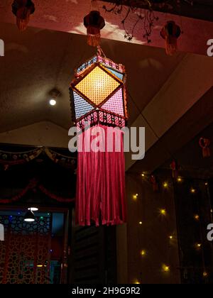 Lanterne moderne colorée Akash Kandil lampa décorative sur le balcon de la maison pour célébrer le festival Diwali Banque D'Images