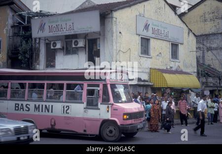 Un bus de ville à la rue Marketstreet avec des boutiques dans la vieille ville et la ville de Chine dans la ville de Kuala Lumpur en Malaisie.Malaisie, Kuala Lumpur, janvier 20 Banque D'Images