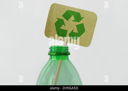 Bouteille en plastique avec symbole de recyclage sur papier recyclé - concept écologique Banque D'Images