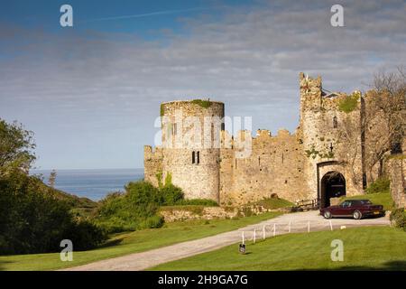 Royaume-Uni, pays de Galles, Pembrokeshire, château de Manorbier, voiture garée à l'entrée Banque D'Images