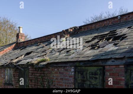 Grange en ruine avec des lattes lâches et manquantes sur le toit, village de Preston Deanery, Northamptonshire, Royaume-Uni Banque D'Images