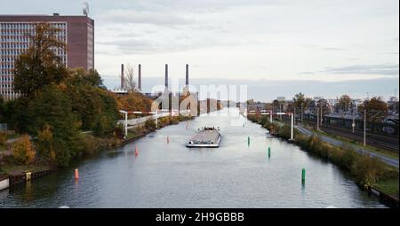 WOLFSBURG, ALLEMAGNE - 31 octobre 2021 : photo de paysage d'une rivière et d'un navire près du bâtiment principal de la centrale Volkswagen à Wolfsburg Banque D'Images