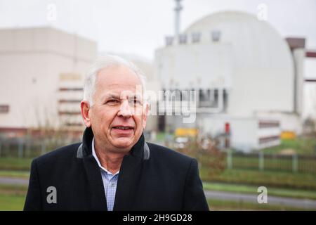 Brokdorf, Allemagne.26 novembre 2021.Uwe Jorden, responsable de la centrale nucléaire de Brokdorf, se trouve sur la digue à côté de la centrale nucléaire de Brokdorf lors d'une interview.Après près de 35 ans d'exploitation, la centrale nucléaire exploitée par Preussen Elektra sera fermée à la fin de 2021.Le réacteur à eau pressurisée, d'une puissance de 1410 mégawatts, fournit de l'électricité depuis 1986 et a produit plus de 350 milliards de kilowattheures au cours des dernières décennies.Credit: Christian Charisius/dpa/Alay Live News Banque D'Images