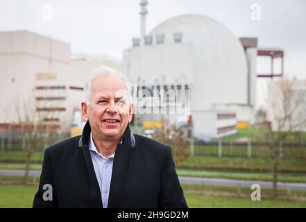 Brokdorf, Allemagne.26 novembre 2021.Uwe Jorden, responsable de la centrale nucléaire de Brokdorf, se trouve sur la digue à côté de la centrale nucléaire de Brokdorf lors d'une interview.Après près de 35 ans d'exploitation, la centrale nucléaire exploitée par Preussen Elektra sera fermée à la fin de 2021.Le réacteur à eau pressurisée, d'une puissance de 1410 mégawatts, fournit de l'électricité depuis 1986 et a produit plus de 350 milliards de kilowattheures au cours des dernières décennies.Credit: Christian Charisius/dpa/Alay Live News Banque D'Images