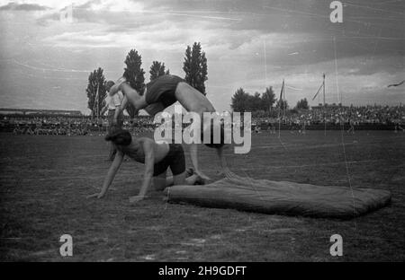 Cracovie, 1948-06-18.Pokazy gimnastyczne i sportowe m³odzie¿y na Stadionie Miejskim W ramach Œwiêta Kultury Fizycznej.NZ. Przewrót W przód. wb PAPCracovie, le 18 juin 1948.Un spectacle de gymnastique et de sport pour les jeunes se tient au stade de la ville dans le cadre des vacances de culture physique.Photo : un rouleau avant. pap. wb Banque D'Images