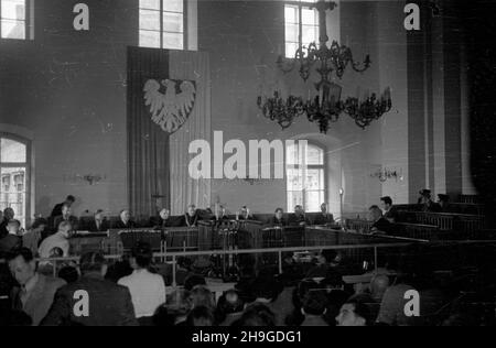 Cracovie, 1948-06-18.Proces by³ego szefa rz¹du Generalnego Gubernatorstwa i zastêpcy Hansa Franka - Józefa Bühlera przed Najwy¿szym Trybuna³em Narodowym.Odbywa³ siê W sali S¹du Okrêgowego przy ul.Senackiej 1. wb PAP Cracovie, 17 juin 1948.Le premier jour du procès de l'ancien secrétaire d'État du Gouvernement général de la Pologne occupée et d'un député de Hans Frank - Joseph Bühler - devant le Tribunal national suprême.Le procès a eu lieu au tribunal de district, au 1, rue Senacka. wb PAP Banque D'Images