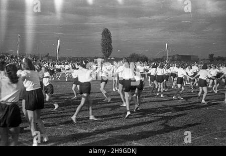 Cracovie, 1948-06-18.Pokazy gimnastyczne i sportowe m³odzie¿y na Stadionie Miejskim W ramach Œwiêta Kultury Fizycznej.NZ.¿eñski uk³ad chorégraficzny. wb PAPCracovie, le 18 juin 1948.Un spectacle de gymnastique et de sport pour les jeunes se tient au stade de la ville dans le cadre des vacances de culture physique.Photo : une routine chorégraphique pour filles. wb PAP Banque D'Images