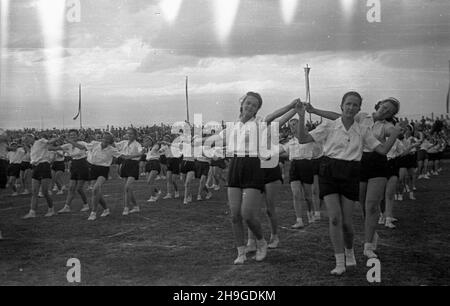 Cracovie, 1948-06-18.Pokazy gimnastyczne i sportowe m³odzie¿y na Stadionie Miejskim W ramach Œwiêta Kultury Fizycznej.NZ.¿eñski uk³ad chorégraficzny. wb PAPCracovie, le 18 juin 1948.Un spectacle de gymnastique et de sport pour les jeunes se tient au stade de la ville dans le cadre des vacances de culture physique.Photo : une routine chorégraphique pour filles. wb PAP Banque D'Images