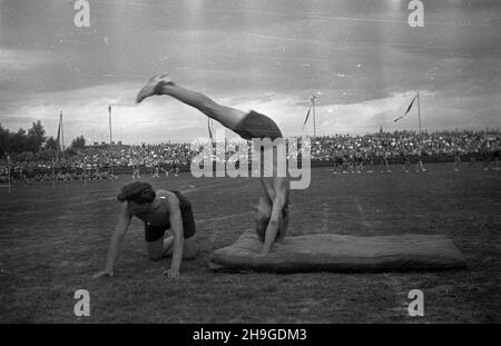 Cracovie, 1948-06-18.Pokazy gimnastyczne i sportowe m³odzie¿y na Stadionie Miejskim W ramach Œwiêta Kultury Fizycznej.NZ. Przewrót W przód. wb PAPCracovie, le 18 juin 1948.Un spectacle de gymnastique et de sport pour les jeunes se tient au stade de la ville dans le cadre des vacances de culture physique.Photo : un rouleau avant. pap. wb Banque D'Images