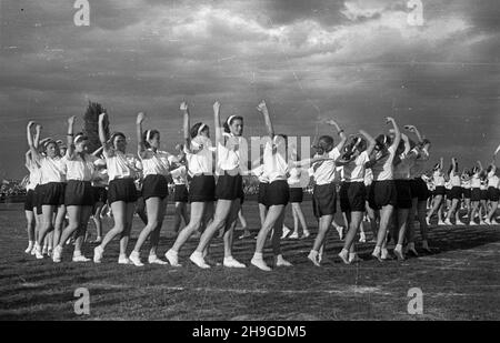 Cracovie, 1948-06-18.Pokazy gimnastyczne i sportowe m³odzie¿y na Stadionie Miejskim W ramach Œwiêta Kultury Fizycznej.NZ. uk³ad chorégraficzny. wb PAPCracovie, le 18 juin 1948.Un spectacle de gymnastique et de sport pour les jeunes se tient au stade de la ville dans le cadre des vacances de culture physique.Photo : une routine chorégraphique. wb PAP Banque D'Images