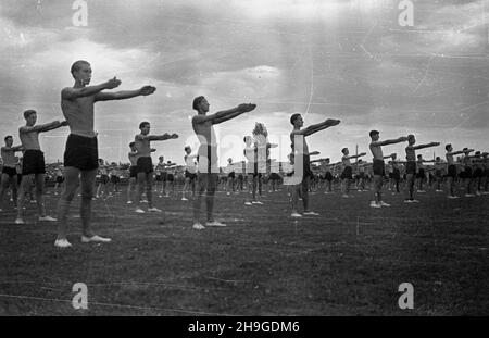 Cracovie, 1948-06-18.Pokazy gimnastyczne i sportowe m³odzie¿y na Stadionie Miejskim W ramach Œwiêta Kultury Fizycznej. wb PAPCracovie, le 18 juin 1948.Un spectacle de gymnastique et de sport pour les jeunes se tient au stade de la ville dans le cadre des vacances de culture physique. wb PAP Banque D'Images