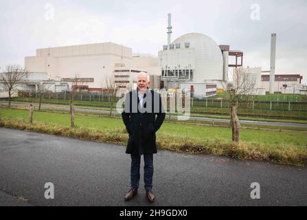 Brokdorf, Allemagne.26 novembre 2021.Uwe Jorden, responsable de la centrale nucléaire de Brokdorf, se trouve sur la digue à côté de la centrale nucléaire de Brokdorf lors d'une interview.Après près de 35 ans d'exploitation, la centrale nucléaire exploitée par Preussen Elektra sera fermée à la fin de 2021.Le réacteur à eau pressurisée, d'une puissance de 1410 mégawatts, fournit de l'électricité depuis 1986 et a produit plus de 350 milliards de kilowattheures au cours des dernières décennies.Credit: Christian Charisius/dpa/Alay Live News Banque D'Images