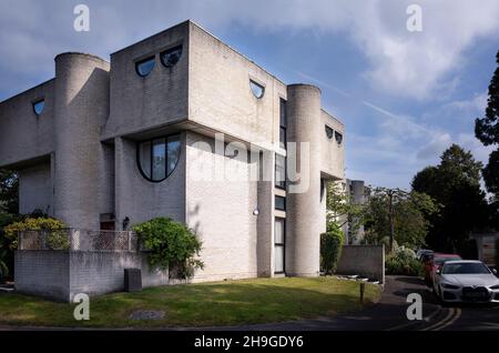 1960s maisons modernistes en briques grises de Lawrence Abbott à Apex Drive Frimley Surrey, Angleterre Banque D'Images