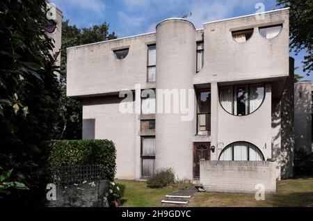 1960s maisons modernistes en briques grises de Lawrence Abbott à Apex Drive Frimley Surrey, Angleterre Banque D'Images