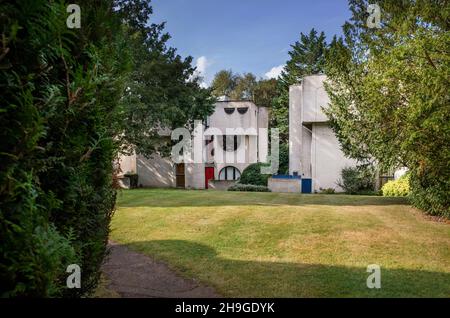 1960s maisons modernistes en briques grises de Lawrence Abbott à Apex Drive Frimley Surrey, Angleterre Banque D'Images