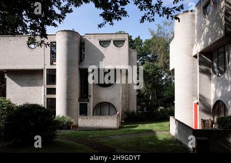 1960s maisons modernistes en briques grises de Lawrence Abbott à Apex Drive Frimley Surrey, Angleterre Banque D'Images