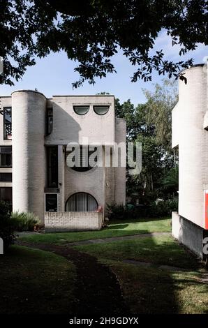 1960s maisons modernistes en briques grises de Lawrence Abbott à Apex Drive Frimley Surrey, Angleterre Banque D'Images