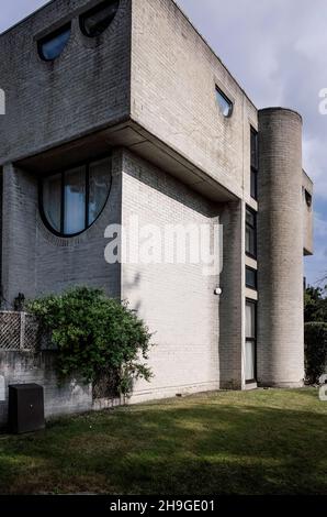 1960s maisons modernistes en briques grises de Lawrence Abbott à Apex Drive Frimley Surrey, Angleterre Banque D'Images