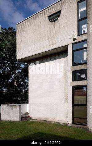 1960s maisons modernistes en briques grises de Lawrence Abbott à Apex Drive Frimley Surrey, Angleterre Banque D'Images