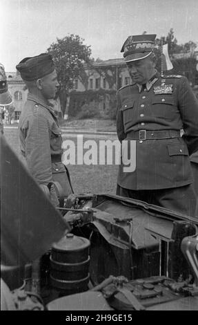 Modlin, 1948-06-18.L¹dowych gen.Stanis³aw Pop³awski przeprowadza inspekcjê jednostki samochodowej stacjonuj¹cej W Cytadeli Twierdzy Modlin W ramach generalnego przegl¹du taboru samochodowego.genera³ (P) s³ucha meldunku kierowcy. wb PAPModlin, 18 juin 1948.Le commandant de l'armée, le général Stanislaw Poplawski, inspecte le détachement de voitures de l'armée stationnées dans la Citadelle du bastion de Modlin dans le cadre de l'inspection générale des détachements de voitures de l'armée.Photo : le général écoute un soldat déclarant. wb PAP Banque D'Images