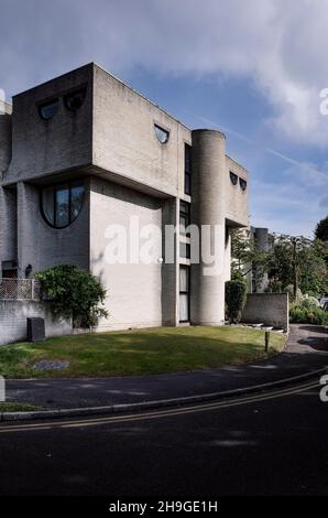 1960s maisons modernistes en briques grises de Lawrence Abbott à Apex Drive Frimley Surrey, Angleterre Banque D'Images