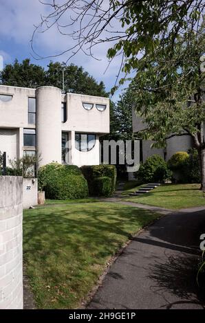 1960s maisons modernistes en briques grises de Lawrence Abbott à Apex Drive Frimley Surrey, Angleterre Banque D'Images