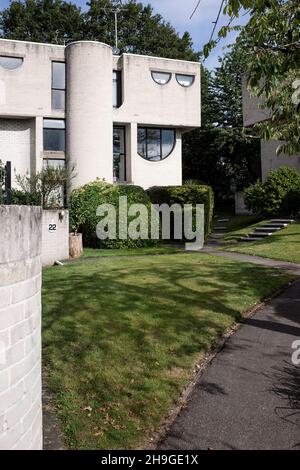 1960s maisons modernistes en briques grises de Lawrence Abbott à Apex Drive Frimley Surrey, Angleterre Banque D'Images