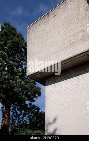 1960s maisons modernistes en briques grises de Lawrence Abbott à Apex Drive Frimley Surrey, Angleterre Banque D'Images