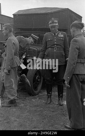 Modlin, 1948-06-18.L¹dowych gen.Stanis³aw Pop³awski przeprowadza inspekcjê jednostki samochodowej stacjonuj¹cej W Cytadeli Twierdzy Modlin W ramach generalnego przegl¹du taboru samochodowego. wb PAPModlin, 18 juin 1948.Le commandant de l'armée, le général Stanislaw Poplawski, inspecte le détachement de voitures de l'armée stationnées dans la Citadelle du bastion de Modlin dans le cadre de l'inspection générale des détachements de voitures de l'armée. wb PAP Banque D'Images