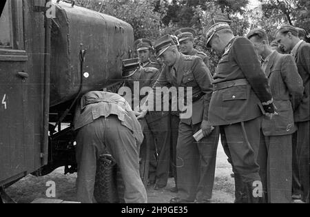 Modlin, 1948-06-18.L¹dowych gen.Stanis³aw Pop³awski przeprowadza inspekcjê jednostki samochodowej stacjonuj¹cej W Cytadeli Twierdzy Modlin W ramach generalnego przegl¹du taboru samochodowego. wb PAPModlin, 18 juin 1948.Le commandant de l'armée, le général Stanislaw Poplawski, inspecte le détachement de voitures de l'armée stationnées dans la Citadelle du bastion de Modlin dans le cadre de l'inspection générale des détachements de voitures de l'armée.Photo : le général parle aux soldats. wb PAP Banque D'Images