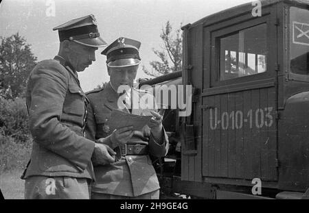 Modlin, 1948-06-18.L¹dowych gen.Stanis³aw Pop³awski przeprowadza inspekcjê jednostki samochodowej stacjonuj¹cej W Cytadeli Twierdzy Modlin W ramach generalnego przegl¹du taboru samochodowego.NZ.¿o³nierze sprawdzaj¹ kartê samochodu. wb PAPModlin, 18 juin 1948.Le commandant de l'armée, le général Stanislaw Poplawski, inspecte le détachement de voitures de l'armée stationnées dans la Citadelle du bastion de Modlin dans le cadre de l'inspection générale des détachements de voitures de l'armée.Photo : les soldats vérifient les papiers de kilométrage. wb PAP Banque D'Images