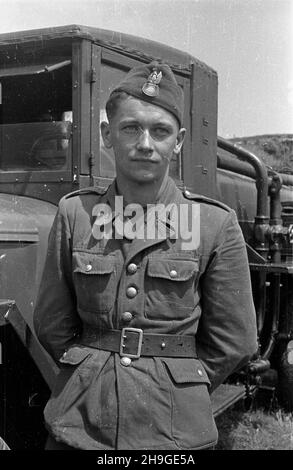 Modlin, 1948-06-18.L¹dowych gen.Stanis³aw Pop³awski przeprowadza inspekcjê jednostki samochodowej stacjonuj¹cej W Cytadeli Twierdzy Modlin W ramach generalnego przegl¹du taboru samochodowego.NZ. Wyró¿niaj¹cy siê ¿o³nierz jednostki. wb PAPModlin, 18 juin 1948.Le commandant de l'armée, le général Stanislaw Poplawski, inspecte le détachement de voitures de l'armée stationnées dans la Citadelle du bastion de Modlin dans le cadre de l'inspection générale des détachements de voitures de l'armée.Photo : un soldat au-dessus de la moyenne. wb PAP Banque D'Images