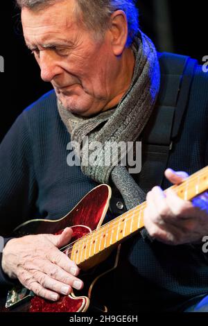 Le guitariste et chanteur Hamish Stuart joue au Canterbury Festival octobre 2021 Banque D'Images