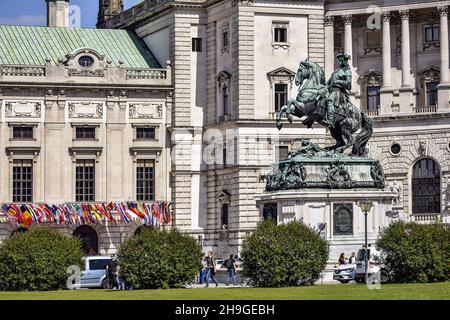 Vienne, Autriche, mai 2019 : monument équestre du Prince Eugène de Savoie en face du bâtiment Hofburg.Dans les drapeaux d'arrière-plan de différents pays Banque D'Images